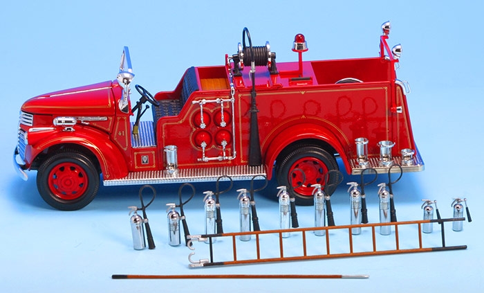 Автомобиль - пожарная машина GMC образца 1941 г., красная, масштаб 1:24  